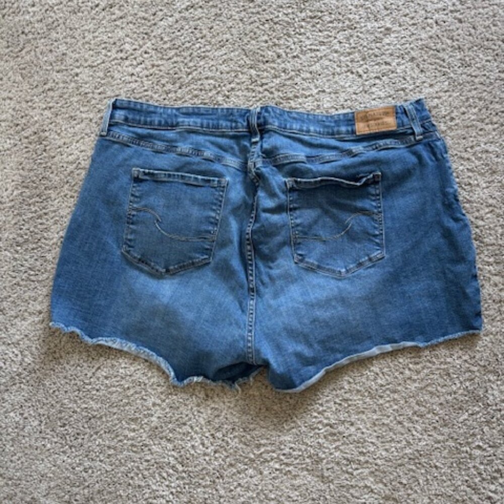 Levi's® Original Fit High Rise Women's Shorts Plus Size 22 - Picture 2 of 5